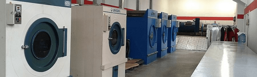 Instalações da RTR Lavanderia — equipamentos industriais e área de trabalho